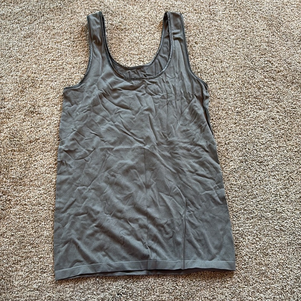 Bundle of 6 Women’s Under Tanks, Size Large - Picture 6 of 10